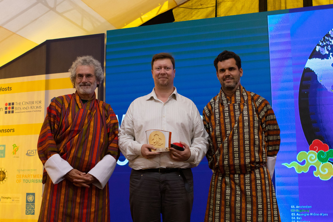 Oulun yliopiston FabLabin johtaja Jani Ylioja Fab23-konferenssissa Bhutanissa. Kuvassa myös MIT:n professori Neil Gershenfeldl sekä Fab City Foundationin johtaja Tomas Diez.